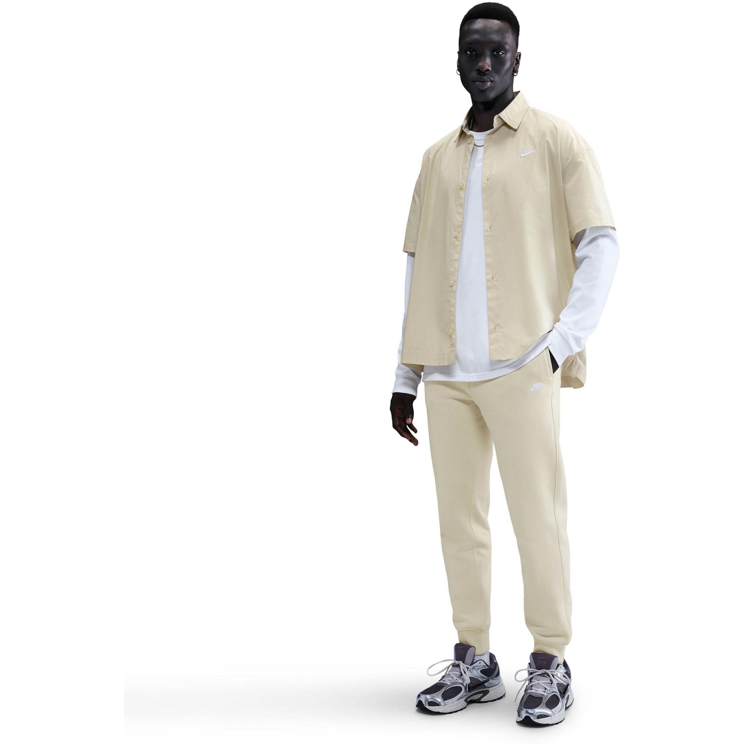 Tapered Pantaloni 'Club' di Nike Sportswear in beige