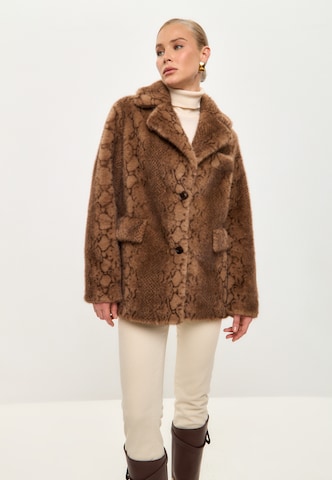 CESARE GASPARI Wintermantel in Bruin: voorkant