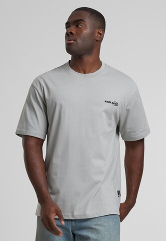Karl Kani Bluser & t-shirts 'Woven Signature Resist Love' i grå