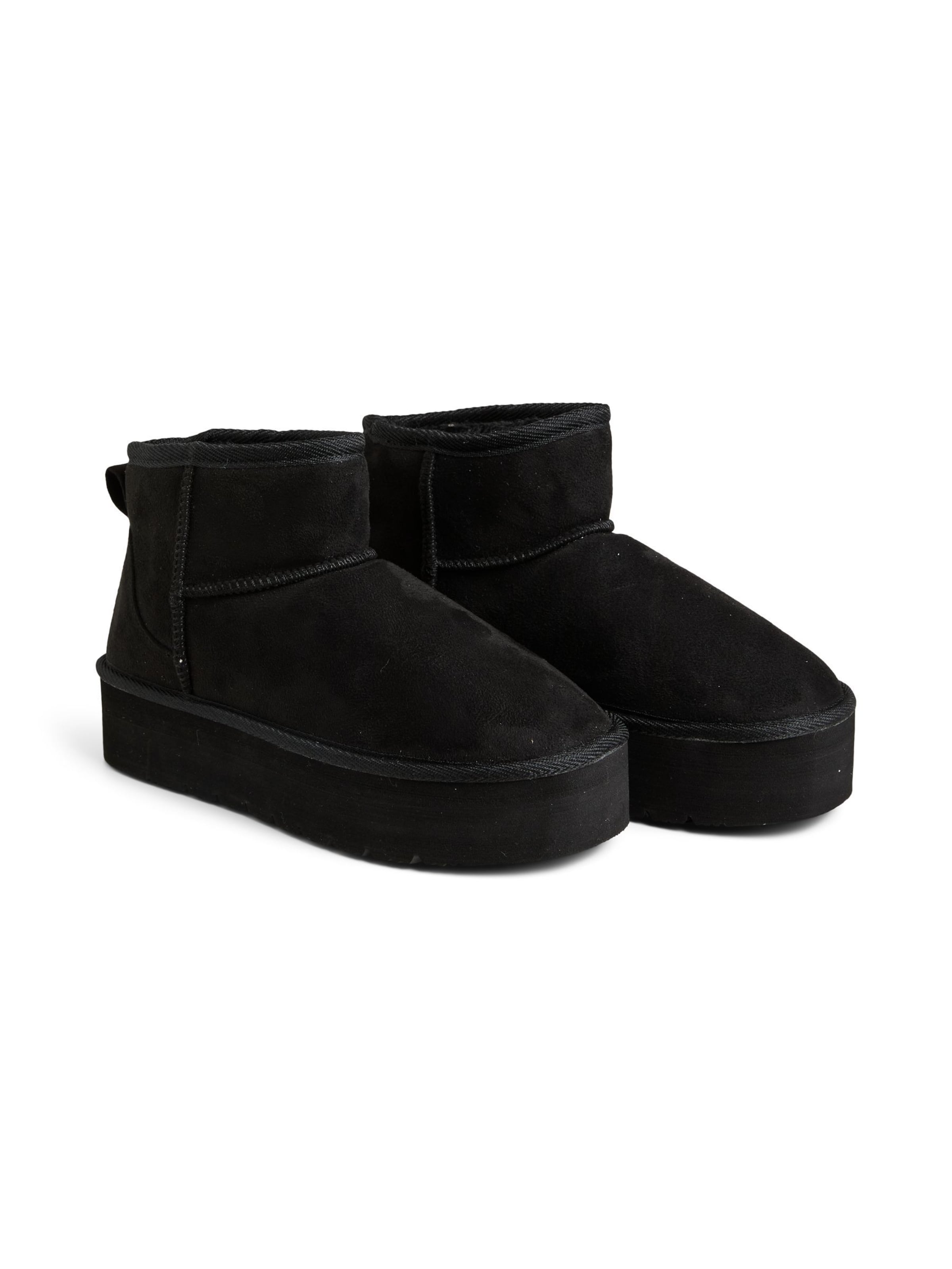 PIECES Boot in Black