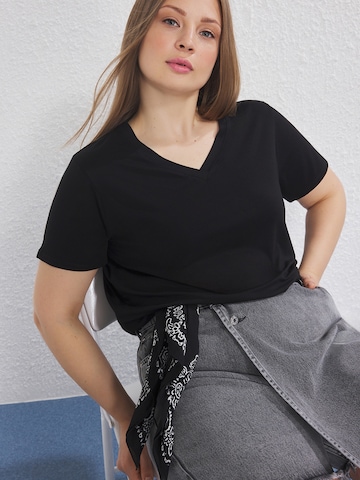 Trendyol Curve - Camiseta en negro: frente