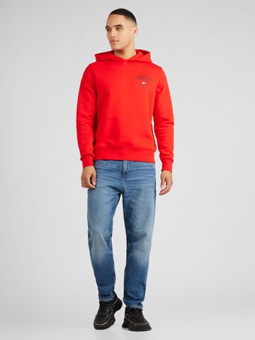 TOMMY HILFIGER Sweatshirt 'Arched Varsity' i röd