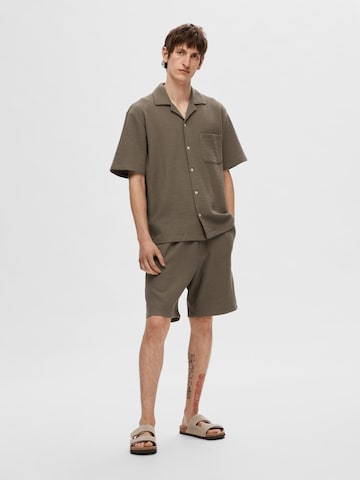 SELECTED HOMME Comfort fit Button Up Shirt in Brown