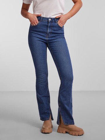 PIECES Flared Jeans 'Peggy' in Blauw: voorkant