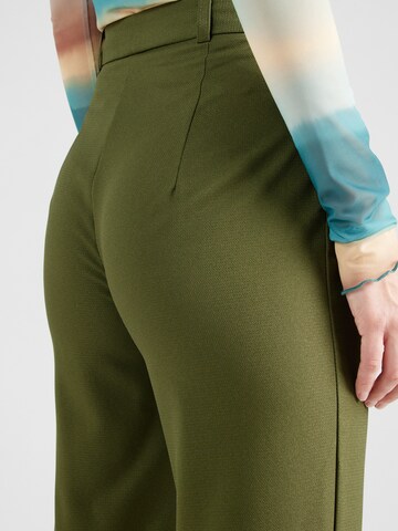 Regular Pantaloni cu dungă de la Trendyol pe verde