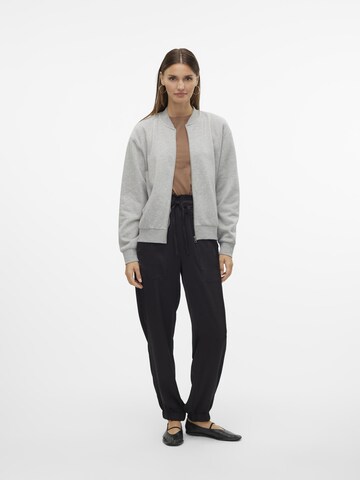Veste de survêtement 'Lonnie' VERO MODA en gris