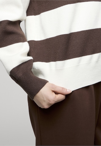 Estelou Sweter w kolorze beżowy