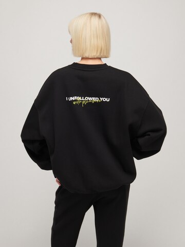 UNFOLLOWED x ABOUT YOU Sweatshirt 'STRONG' i sort: tilbage