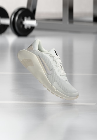 Chaussure de sport 'Flex Train' NIKE en blanc