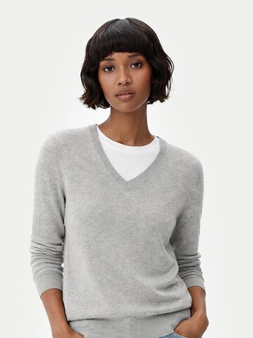 GOBI Cashmere Trui 'Women's Essential Cashmere V-Neck Sweater' in Grijs
