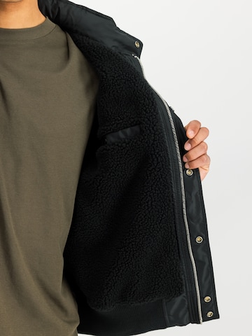 ALPHA INDUSTRIES Jacke in Schwarz: Vorderseite