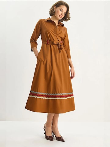 Bianco Lucci - Vestidos camiseiros em castanho: frente