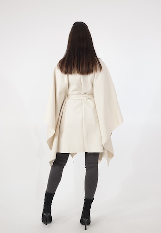 Elara Cape in Beige