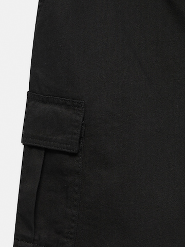 Pull&Bear Szabványos Cargo nadrágok - fekete