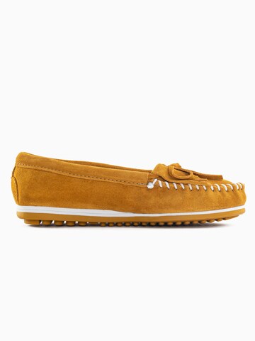 Minnetonka Moccasins 'Kilty plus' in Yellow