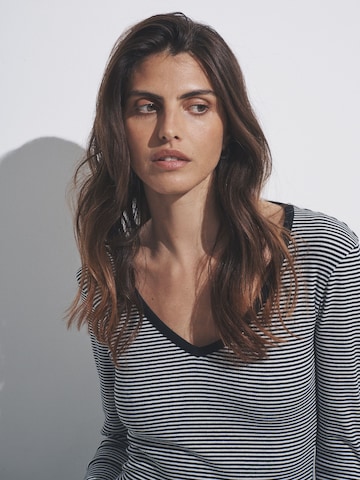 Tricou de la The Set pe gri