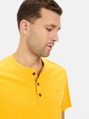 CAMEL ACTIVE Kurzarm Henley aus Organic Cotton in Gelb