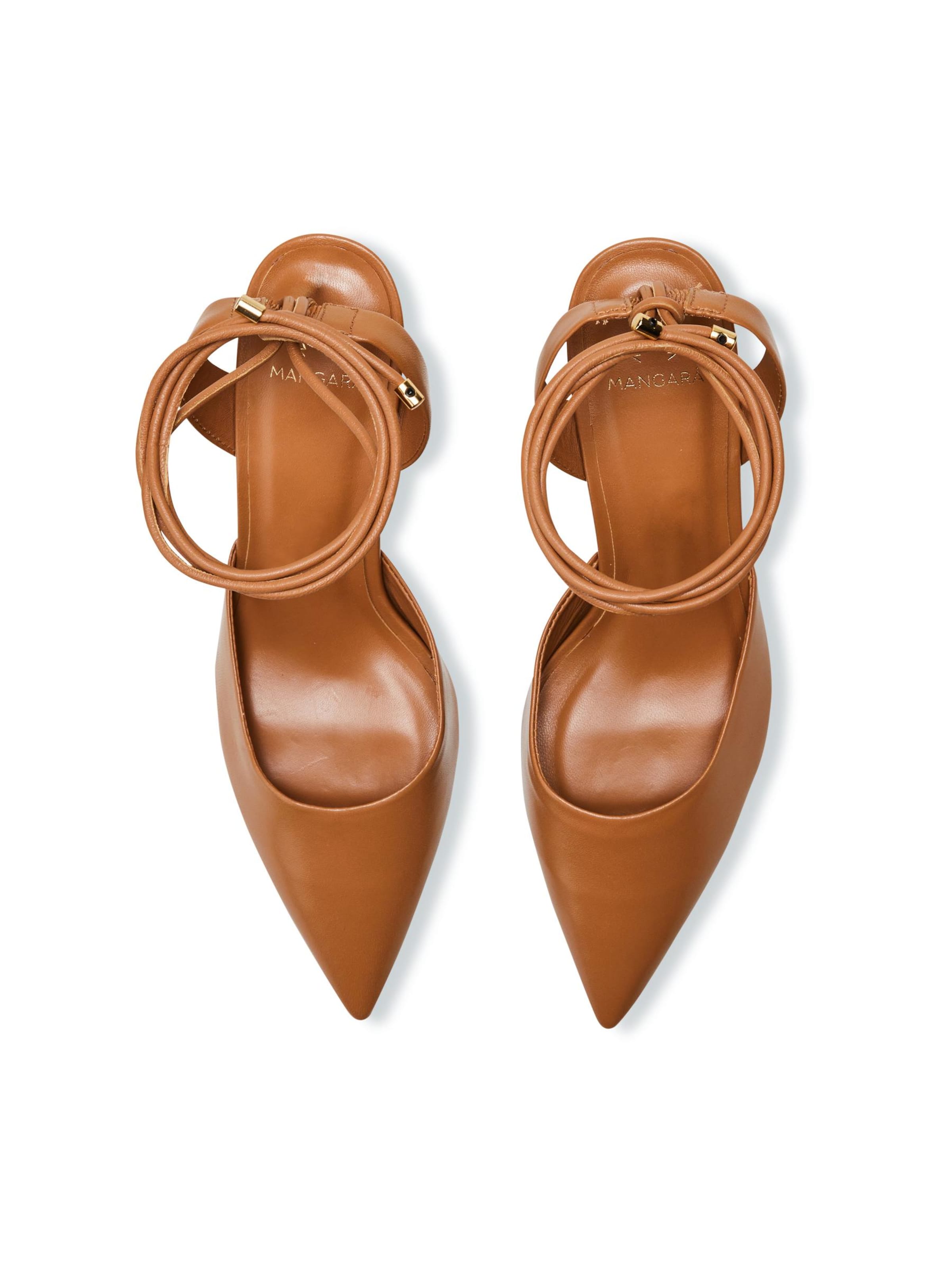 Escarpins 'Escarpins Jaborandi à bride arrière avec lacets à la cheville en cuir caramel' Mangara Atelier en marron