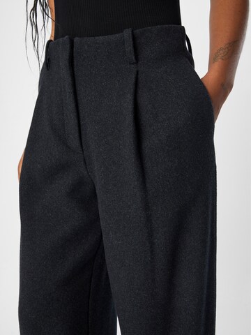 Loosefit Pantaloni con pieghe 'Meghan' di OBJECT in grigio
