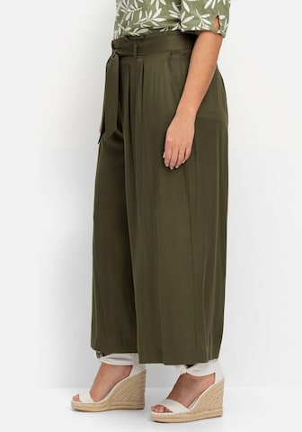 Wide leg Pantaloni con pieghe di SHEEGO in verde