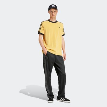 ADIDAS ORIGINALS T-shirt 'Cali' i gul
