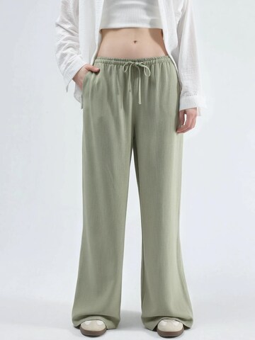 Hiccup Loose fit Trousers in Green: front