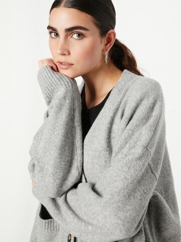 Monki Strickjacke in Grau