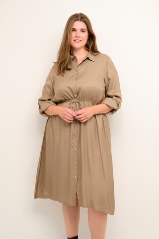 Abito camicia 'Dannia' di KAFFE CURVE in beige: frontale