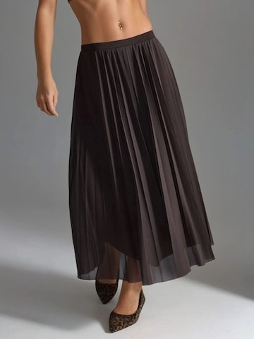 Gonna di Busem in marrone: frontale
