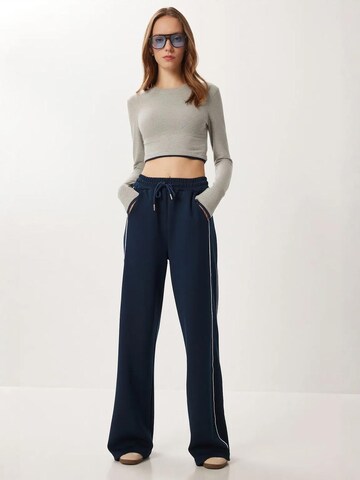 Wide leg Pantaloni di Happiness İstanbul in blu