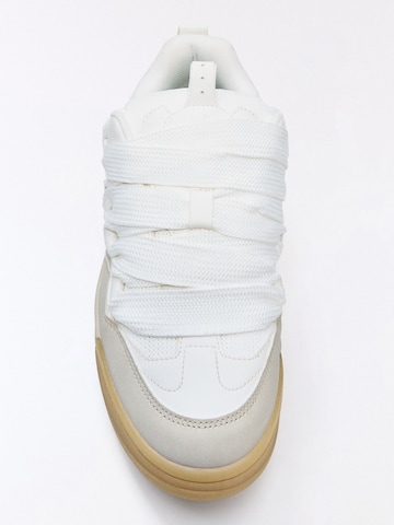 BershkaNiske tenisice - bež boja