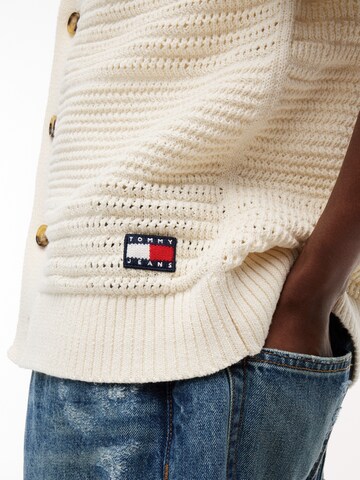 Tommy Jeans Neuletakki värissä beige