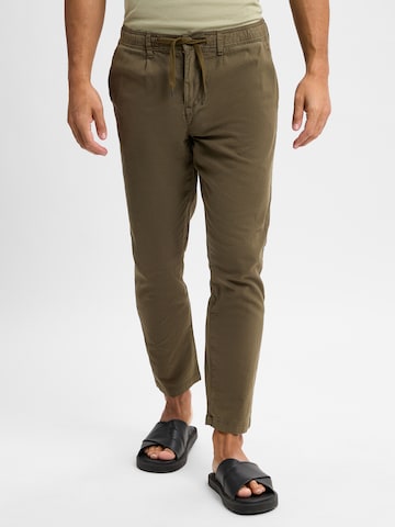 Lindbergh Chino Pants in Green: front