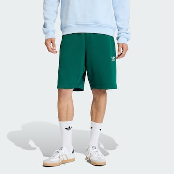 ADIDAS ORIGINALS - regular Pantalón 'Essentials' en verde: frente