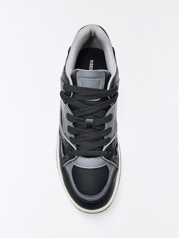 Bershka Sneakersy niskie w kolorze czarny