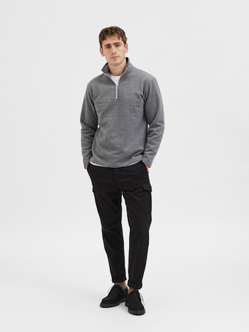 SELECTED HOMME Sweatshirt 'KEIRAN' i grå