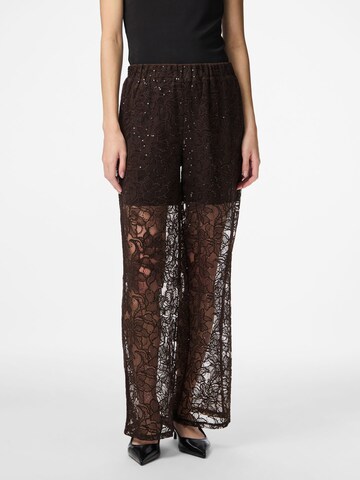 regular Pantaloni 'PCLOUISE' di PIECES in marrone: frontale