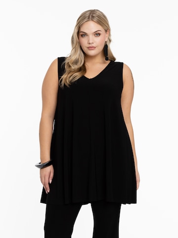 Yoek Top in Black: front