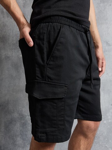 Bershka Regular Shorts in Schwarz