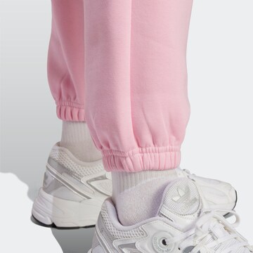 ADIDAS ORIGINALS Zwężany krój Spodnie 'Essentials Fleece' w kolorze różowy