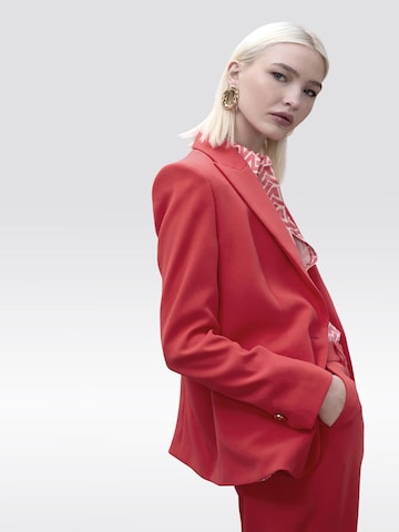 Lola Casademunt - Blazer en rojo