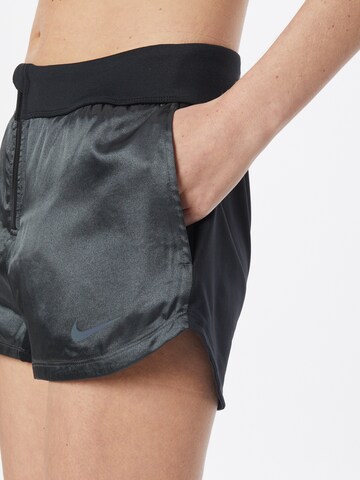 NIKE Regular Sportshorts in Schwarz