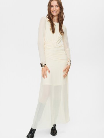 Robe de soirée 'Nucirri' NÜMPH en blanc