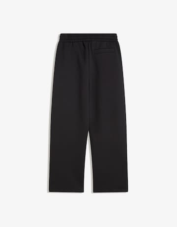 BershkaLoosefit Hlače s naborima - crna boja