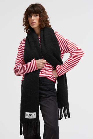 SENSES.THE LABEL Schal mit Fransen in Schwarz: Vorderseite