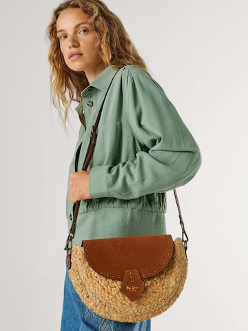 Pepe Jeans Schultertasche 'Saddie Barker' in Braun: Vorderseite
