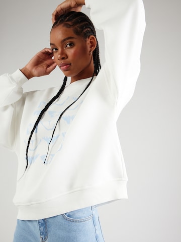 Sweat-shirt 'June' florence by mills exclusive for ABOUT YOU en blanc