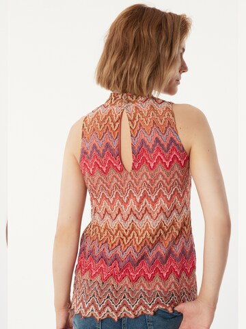 Ana Alcazar Top 'Zecara ' in Rood