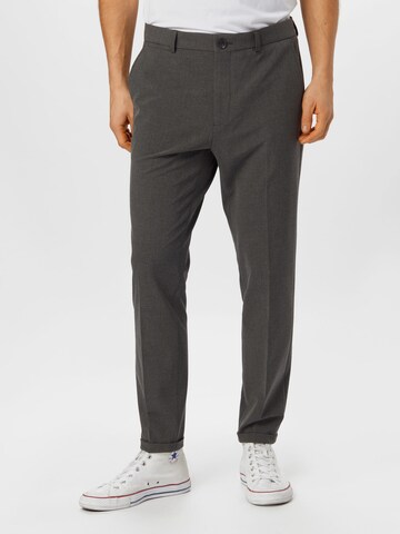 Coupe slim Pantalon 'Liam' Matinique en gris : devant