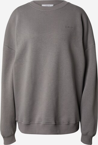 Sweat-shirt 'Mona' millane en gris : devant